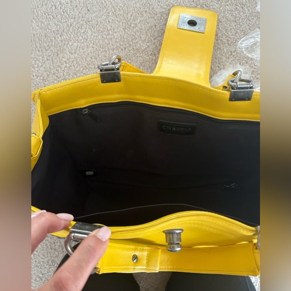 Vibrant Yellow Leather Bag - Picture 4 of 7